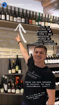 Cleber Fonseca Mes Bourgognes Cleber Fonseca, de Taboão da Serra-SP, um dos tantos clientes do Atelier que visitaram a Mes Bourgognes, no centro de Beaune, e viram nossas garrafas expostas. É tocante o carinho que nos dedica ao vestir a camiseta do Atelier na França (literalmente) e expressar seu orgulho num post.
Agradecemos muito, Cleber!